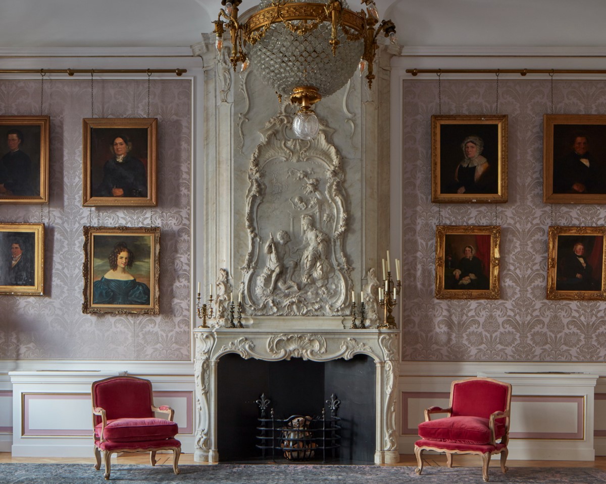 Another angle of the Saxenburg Room at Pulitzer Amsterdam, highlighting elegant furniture and inviting design.