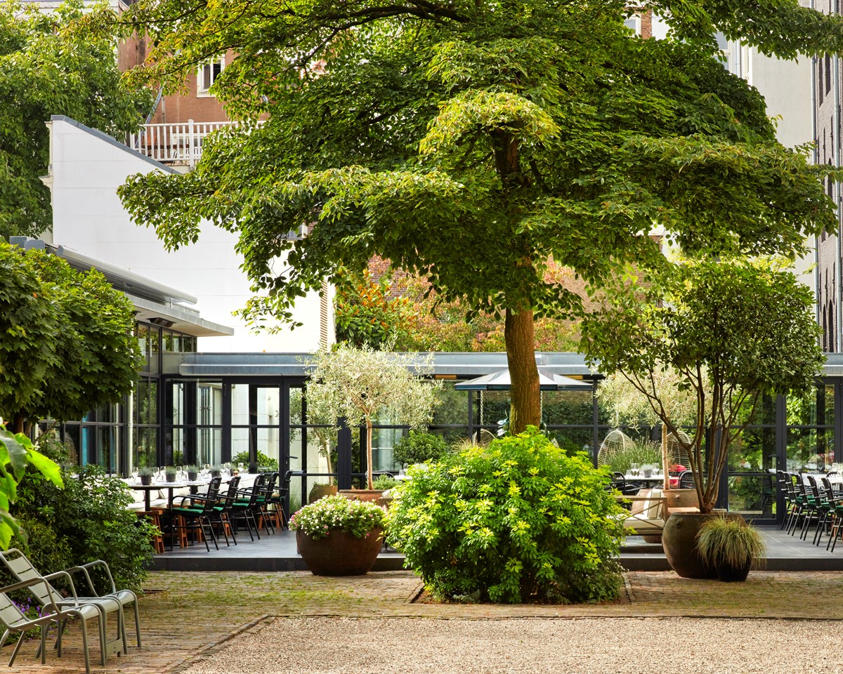 Pulitzer Garden exterior in hotel Pulitzer Amsterdam with greenery and passage from the Prinsengracht to Keizersgracht